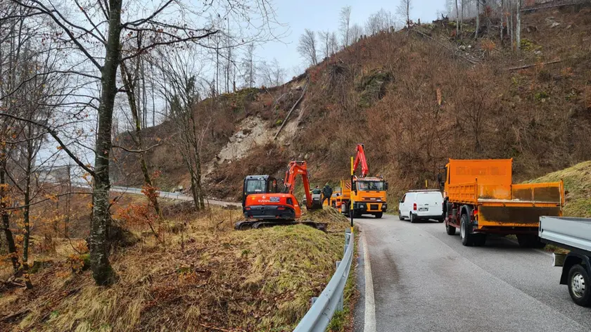 L’intervento di Veneto Strade ieri sulla frana sulla Sp 3 tra Gosaldo e Rivamonte