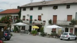 Il nucleo centrale e la strada di accesso a Piandelmonte