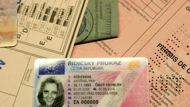 LA NUOVA PATENTE DI GUIDA EUROPEA.. The new European drivers license as it was presented at the start of the European Transport council in Brussels Monday 27 March 2006. OLIVIER HOSLET ANSA-CD