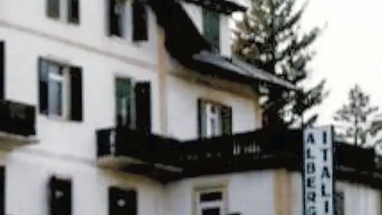 La vecchia insegna dell'albergo Italia