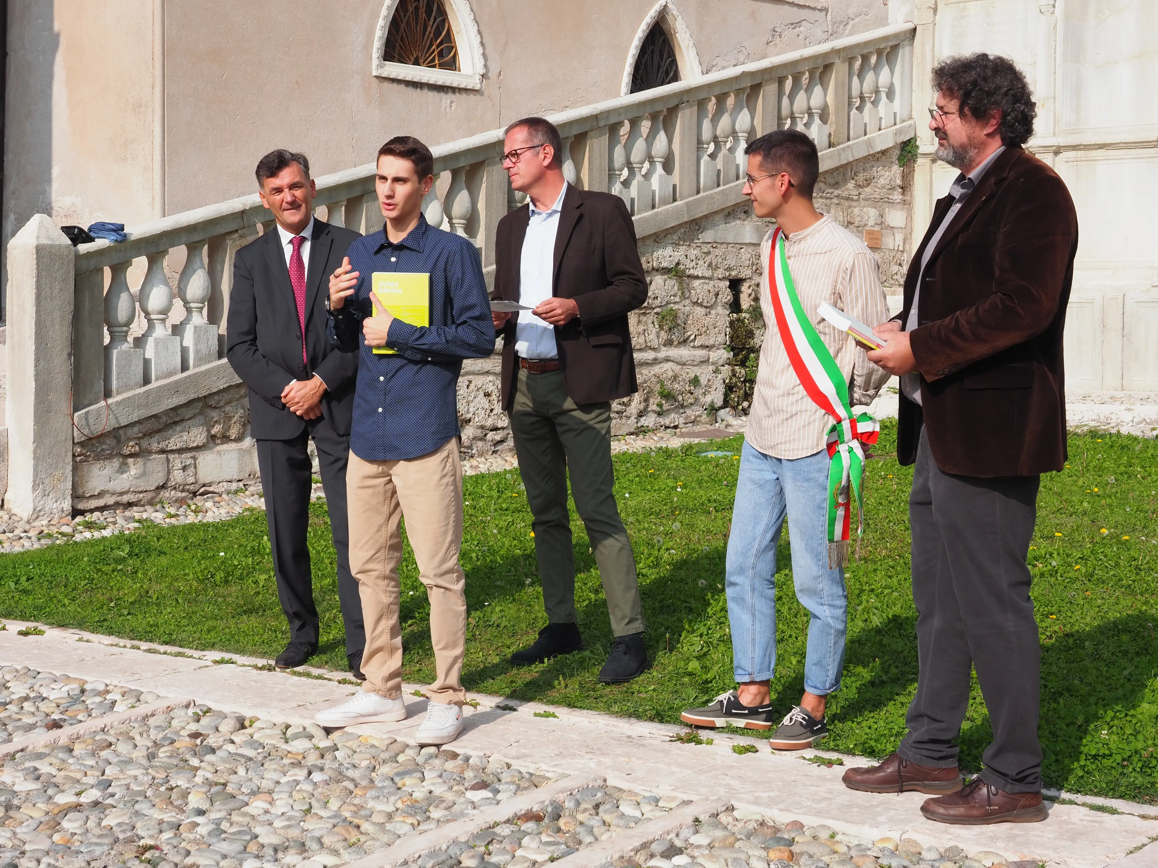 Piazza Maggiore a Feltre ha ospitato la consegna dei riconoscimenti della Famiglia Feltrina agli studenti diplomatisi con il massimo dei voti. La borsa di studio dedicata al medico Michele De Boni è stata conferita a Jessica Mocellin, mamma impegnata negli studi a Scienze infermieristiche