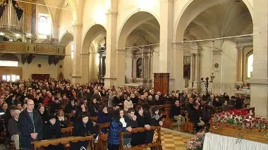 La chiesa gremita ai funerali di Alfonso Villani ieri pomeriggio