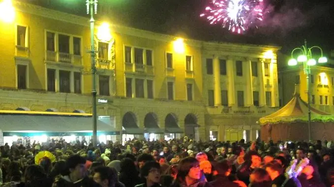 Tra botti, bevute e fuochi d'artificio improvvisati un migliaio di persone partecipa al capodanno in piazza organizzato dai locali del centro di Belluno.