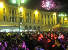 Tra botti, bevute e fuochi d'artificio improvvisati un migliaio di persone partecipa al capodanno in piazza organizzato dai locali del centro di Belluno.