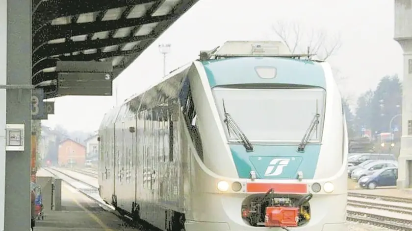 Belluno, 10 dicembre 2007. Alla stazione di Belluno arriva il nuovo servizio navetta di trenitalia Il Minuetto