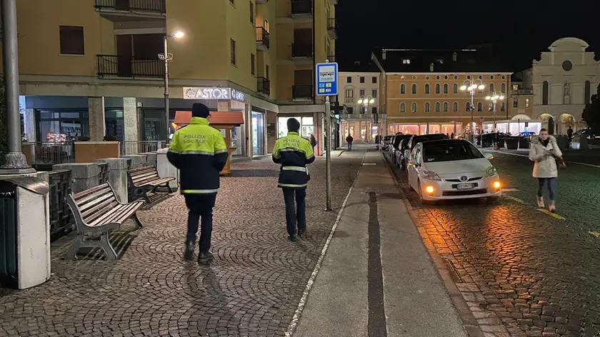 Controlli della Polizia Locale in centro a Belluno contro la sosta selvaggia delle auto