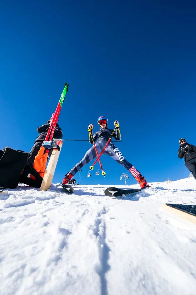 Ben due turni di allenamento in vista dei prossimi Mondiali di Courchevel mercoledì mattina 1 febbraio in Val di Fassa su LaVolata, Ski Area San Pellegrino, ormai riconosciuta come pista top della velocità mondiale. Allenamento prima di discesa alle prime luci dell’alba per le atlete norvegesi (Mowinckel e Kajsa Vickhoff Lie), insieme a loro le nostre Nadia e Nicol Delago e le statunitensi Breezy Johnson e Isabella Wright. A seguire, dopo la ritracciatura a cura dello staff tecnico italiano (presenti Gianluca Rulfi e Giovanni Feltrin), si sono presentate al cancelletto di partenza del tracciato di superG, Sofia Goggia, Mikaela Shiffrin e Alice Robinson. Una folla di fan appassionati ha atteso ad ogni giro queste tre regine dello sci alpino, che saranno sicuramente tra le protagoniste dei prossimi Campionati Mondiali nelle rispettive discipline. Grande entusiasmo come sempre per Sofia Goggia e anche per la regina incontrastata Mikaela Shiffrin. Giovedì continuano gli allenamenti sulle piste azzurre della Val di Fassa, con alcune velociste sempre su LaVolata, mentre altre atlete si alleneranno di gigante e speciale allo Ski Stadium a Pozza di Fassa. Foto di Ralf Brunel.