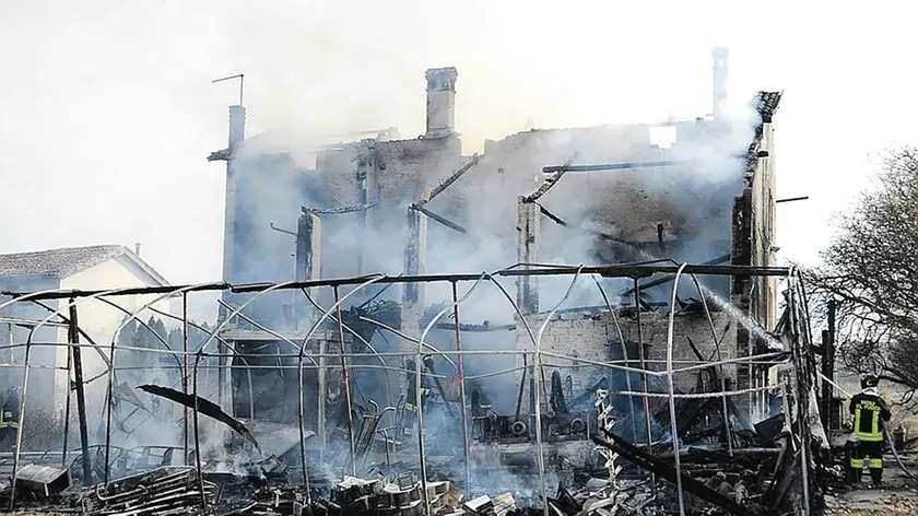 I resti del laboratorio e della casa dopo l'incendio a Corte di Mel, in comune di Borgo Valbelluna (Foto Perona)