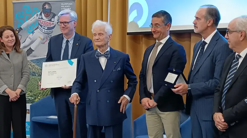 Il sarto Luigi Fant di Limana premiato per la fedeltà al lavoro in Camera di Commercio