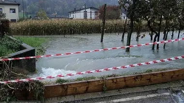 Due immagini dei danni provocati dal maltempo nel comune di Seren del Grappa: il torrente in piena in località Carbonaia con un palo pericolante e in alto la campagna nel pressi degli impianti a Rasai