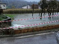 Due immagini dei danni provocati dal maltempo nel comune di Seren del Grappa: il torrente in piena in località Carbonaia con un palo pericolante e in alto la campagna nel pressi degli impianti a Rasai