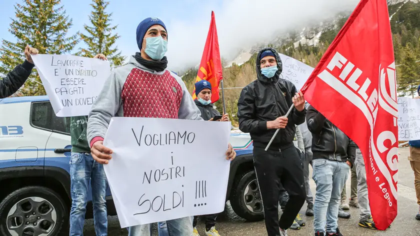 Protesta dei titolari e dei lavoratori delle due imprese che hanno lavorato all'Hotel Tre Croci per mancati pagamenti - Passo Tre Croci di Cortina d'Ampezzo - Da Rin - Perona