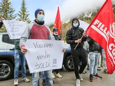 Protesta dei titolari e dei lavoratori delle due imprese che hanno lavorato all'Hotel Tre Croci per mancati pagamenti - Passo Tre Croci di Cortina d'Ampezzo - Da Rin - Perona