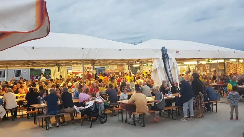 Boom di partecipazione alle sagre: il tendone affollato per mangiare a Limana