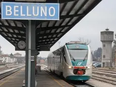 Belluno, 10 dicembre 2007. Alla stazione di Belluno arriva il nuovo servizio navetta di trenitalia Il Minuetto