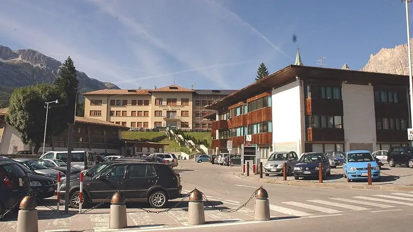 Cortina d'Ampezzo, inverno 2006. Polo Scolastico Valboite. Il campus riunisce in un unico punto della cittadina tutte le scuole della conca d'ampezzo: Istiututo d'arte, liceo scientifico, Istituto alberghiero, media inferiore e scuole elementari.