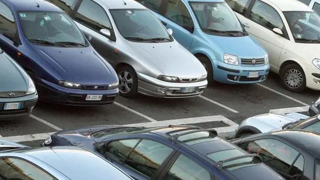 Nella foto di archivio del 21 novembre 2006 una fila di automobili in un parcheggio a Roma. Il mercato dell'auto in Italia precipita ad aprile a causa dell'esaurirsi della coda degli incentivi 2009: le immatricolazioni il mese scorso segnano infatti un calo del 15,65%, a 159.971 unita. Lo rende noto il Ministero delle Infrastrutture e Trasporti. A marzo le immatricolazioni avevano registrato un balzo del 19,61%. CLAUDIO PERI/CRI