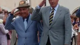 Primo Gadia (a destra) sfila in piazza dei Martiri nel 2009