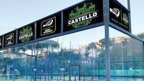 Un campo di padel con le insegne di Birra Castello che sponsorizza la Federazione italiana tennis