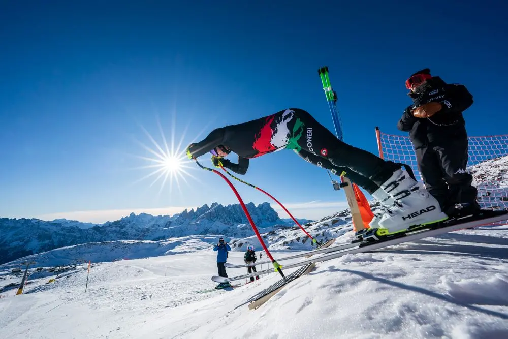 Ben due turni di allenamento in vista dei prossimi Mondiali di Courchevel mercoledì mattina 1 febbraio in Val di Fassa su LaVolata, Ski Area San Pellegrino, ormai riconosciuta come pista top della velocità mondiale. Allenamento prima di discesa alle prime luci dell’alba per le atlete norvegesi (Mowinckel e Kajsa Vickhoff Lie), insieme a loro le nostre Nadia e Nicol Delago e le statunitensi Breezy Johnson e Isabella Wright. A seguire, dopo la ritracciatura a cura dello staff tecnico italiano (presenti Gianluca Rulfi e Giovanni Feltrin), si sono presentate al cancelletto di partenza del tracciato di superG, Sofia Goggia, Mikaela Shiffrin e Alice Robinson. Una folla di fan appassionati ha atteso ad ogni giro queste tre regine dello sci alpino, che saranno sicuramente tra le protagoniste dei prossimi Campionati Mondiali nelle rispettive discipline. Grande entusiasmo come sempre per Sofia Goggia e anche per la regina incontrastata Mikaela Shiffrin. Giovedì continuano gli allenamenti sulle piste azzurre della Val di Fassa, con alcune velociste sempre su LaVolata, mentre altre atlete si alleneranno di gigante e speciale allo Ski Stadium a Pozza di Fassa. Foto di Ralf Brunel.