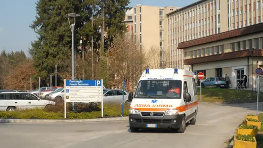 Belluno, 15 marzo 2007. Feltre, un'ambulanza esce dal pronto soccorso dell'ospedale.
