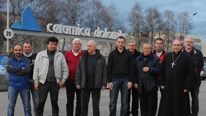 Il vescovo Corrado Piziolo incontra i dipendenti di ceramica dolomite