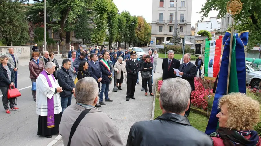 Posa di una corona al monumento per i morti sul lavoro