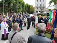 Posa di una corona al monumento per i morti sul lavoro