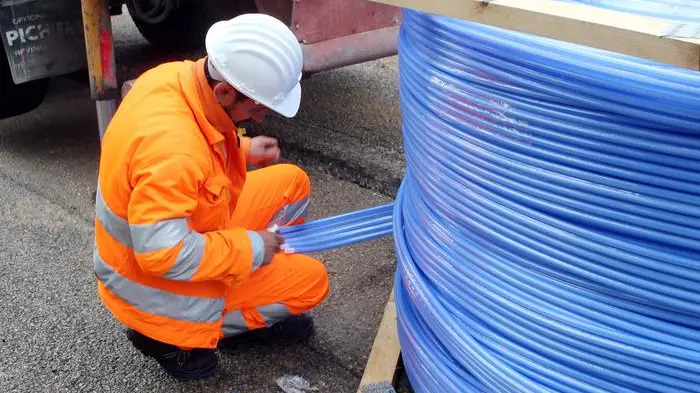 Un tecnico al lavoro per un cablaggio in fibra ottica