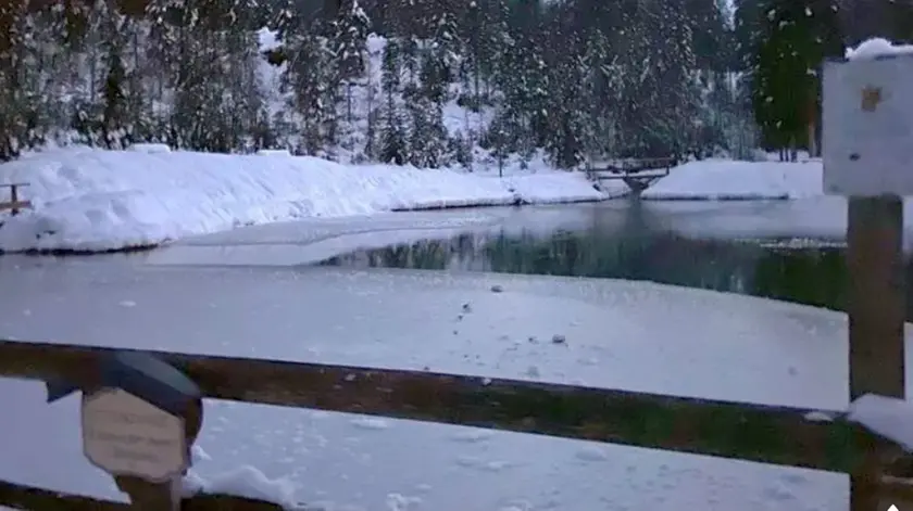 Il laghetto ghiacciato al rifugio Ziegelhütte di Sappada dove l'uomo ha rischiato l'ipotermia per salvare il suo cane