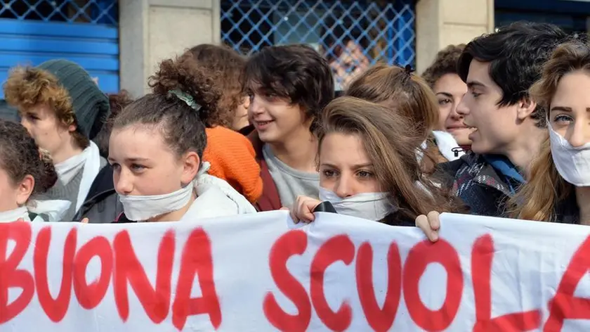 Un momento della manifestazione degli studenti a Torino, 12 marzo 2015. Ad aprire il corteo degli studenti, che protestano contro la riforma della scuola del governo Renzi, uno striscione con la scritta 'Stop buona scuola, un passo indietro'. ANSA/ ALESSANDRO DI MARCO