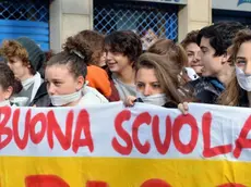 Un momento della manifestazione degli studenti a Torino, 12 marzo 2015. Ad aprire il corteo degli studenti, che protestano contro la riforma della scuola del governo Renzi, uno striscione con la scritta 'Stop buona scuola, un passo indietro'. ANSA/ ALESSANDRO DI MARCO
