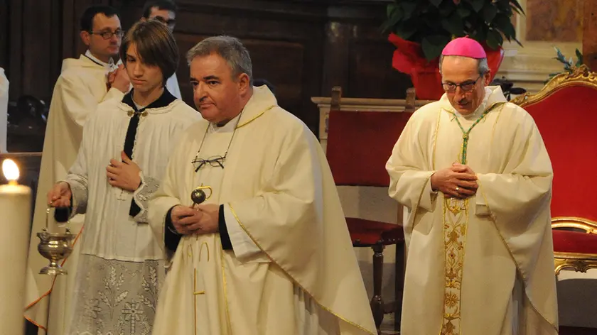 Don Angelo Balcon, al centro, durante il suo ingresso in cattedrale a Feltre. A destra il vescovo Renato Marangoni