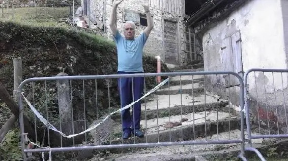 Una protesta di Mario Svaluto Moreolo per la chiusura di una scalinata