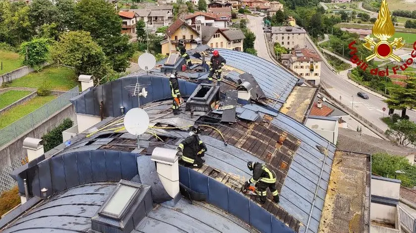 Le operazioni di spegnimento dei vigili del fuoco