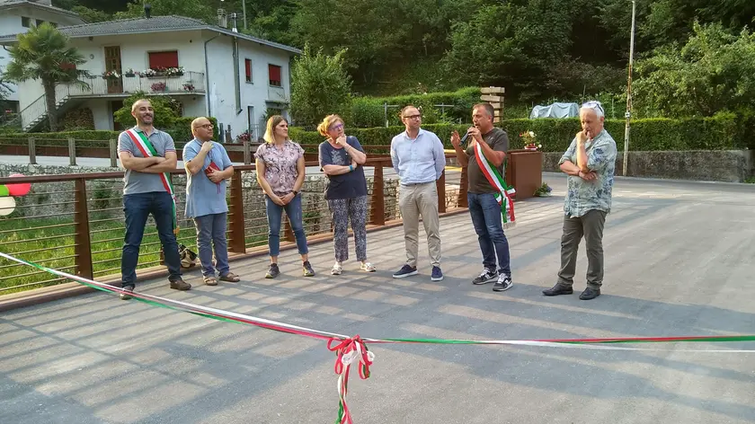 L'inaugurazione del nuovo ponte dell'area picnici in Valle di Schievenin, a Quero Vas