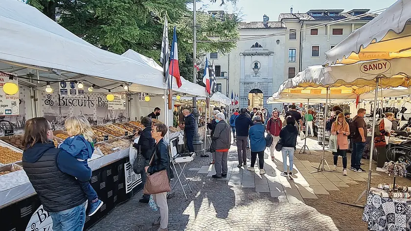 Gli stand in piazza Martiri