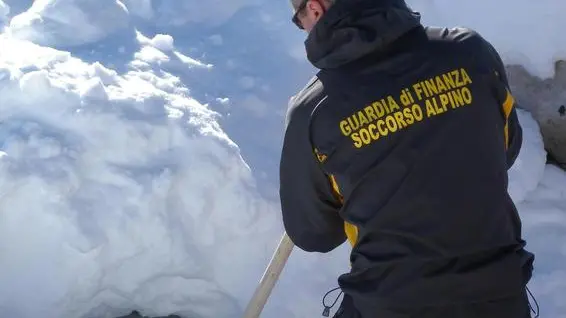 I finanzieri del Soccorso Alpino di Silandro intervengono nelle operazioni di recupero di un gruppo di scialpinisti in una foto di archivio, Bolzano, 22 marzo 2018. ANSA/ UFFICIO STAMPA GUARDIA DI FINANZA +++ NO SALES, EDITORIAL USE ONLY +++