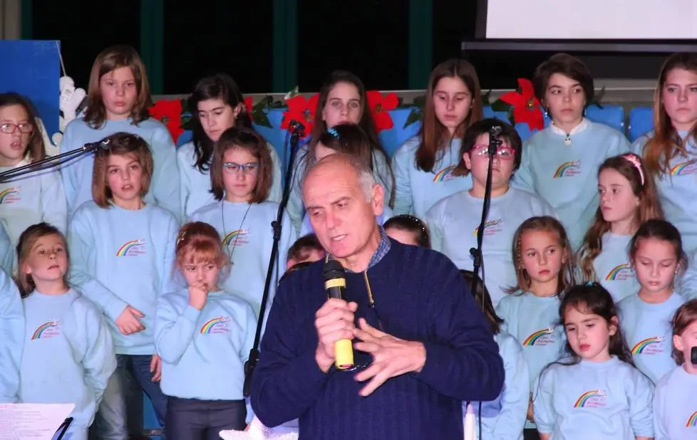 Piergiorgio Da Rold durante il suo intervento al concerto di Natale del Coro Arcobaleno