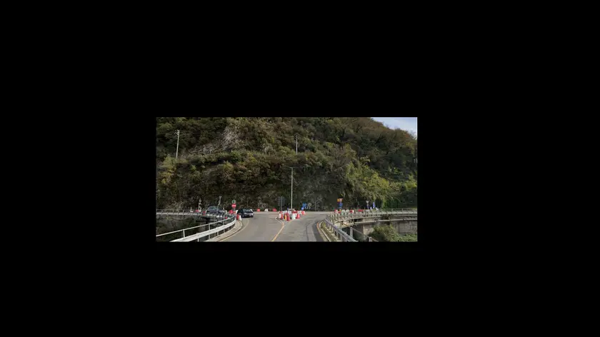 Il tratto terminale del ponte di Fener, con la rotatoria tagliata dall'auto e la parete di roccia contro cui si è schiantata