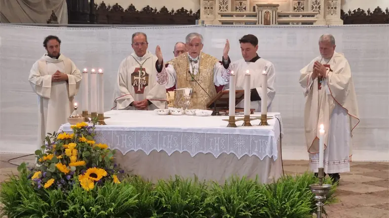 Monsignor Andrich durante la cerimonia in Duomo