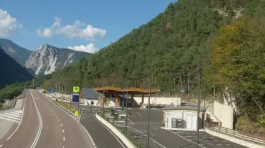 La nuova stazione di servizio vista dal cavalcavia sopra la Statale