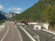 La nuova stazione di servizio vista dal cavalcavia sopra la Statale