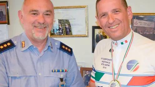 DeMarchi Resana Roberto Possamai premiato dal gruppo sportivo polizia municipale