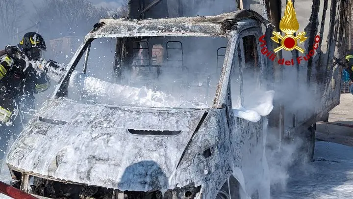 I vigili del fuoco all'opera per spegnere l'incendio