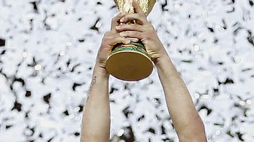 20061012 - ROMA - SPR - CALCIO: 'WORLD PLAYER FIFA'; 30 SELEZIONATI, 5 AZZURRI. Il capitano della Nazionale, Fabio Cannavaro, alza al cielo la Coppa del Mondo, al termine della finale del Mondiale 2006 tra Italia a Francia all'Olympiastadion di Berlino in una immagine di archivio del 09 luglio 2006. Ci sono cinque azzurri campioni del mondo (Buffon, Cannavaro, Gattuso, Nesta e Pirlo) nella lista dei 30 selezionati dalla Fifa per il premio 'World Player of the year' per il 2006. Il premio verra' ora assegnato tramite votazione fra i ct delle nazionali di tutto il mondo. Della lista fanno parte anche cinque giocatori della Francia, battuta ai rigori dagli azzurri nella finale di Berlino. Tra loro anche Zinedine Zidane, che potra' quindi essere votato, nonostante nel frattempo si sia ritirato. L'anno scorso il premio e' andato a Ronaldinho. Per il 2006, secondo fonti vicine alla Fifa, i grandi favoriti sarebbero Fabio Cannavaro e Thierry Henry. DANIEL DAL ZENNARO/ARCHIVIO - ANSA - KRZ