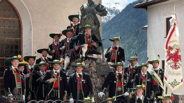 Gli Schutzen fodomi davanti al Taulac oggi e in una foto del 1909