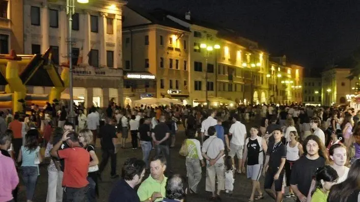 Belluno, 3 luglio 2008. giovedÃ¬ di seraPiazza dei Martiri piena di gente durante un giovedi' di sera