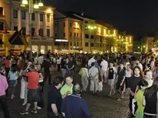 Belluno, 3 luglio 2008. giovedÃ¬ di seraPiazza dei Martiri piena di gente durante un giovedi' di sera