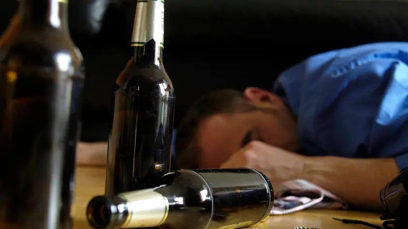 Un'immagine simbolica: un uomo addormentato dopo aver preso una sbornia